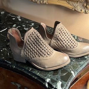 Rebels booties size 7 1/2